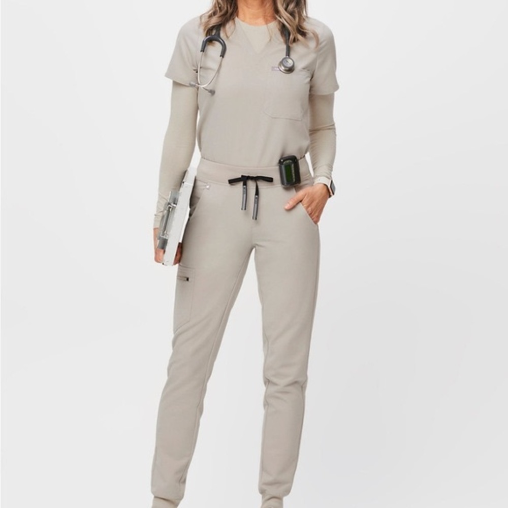 Figs scrub set size medium in color bone